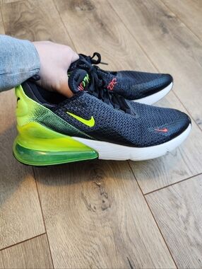 6Y Women's 7.5 Nike Air Max 270